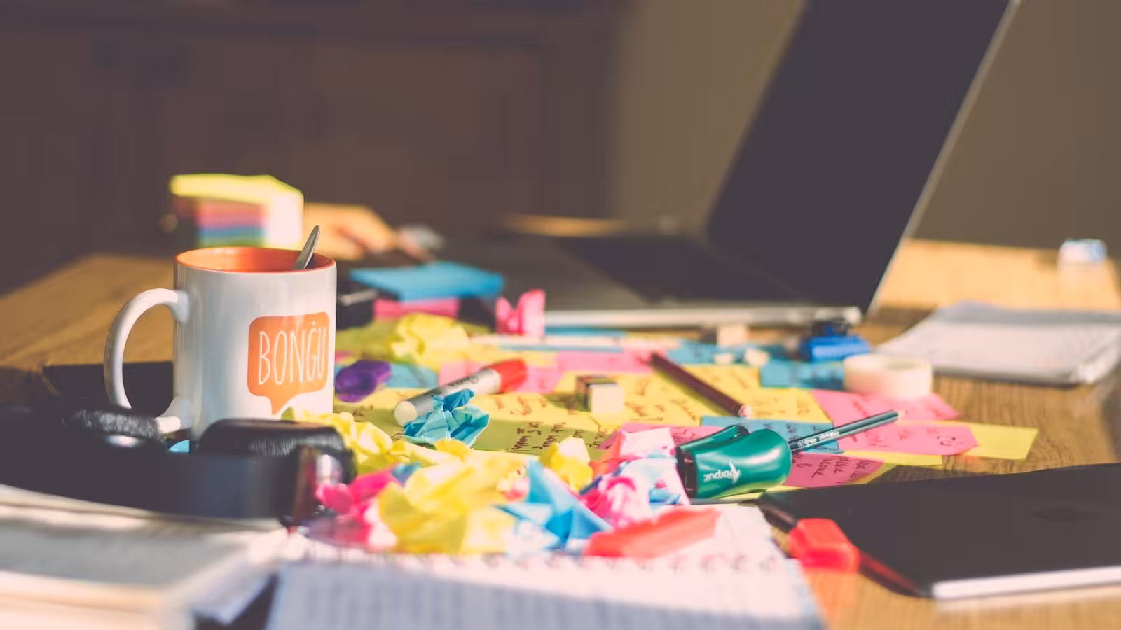 A hatástalan szótanulás szimbóluma: kaotikus íróasztal rengeteg színes post-it cetlivel és jegyzettel, ami a kontextus nélküli magolás nehézségeit tükrözi.