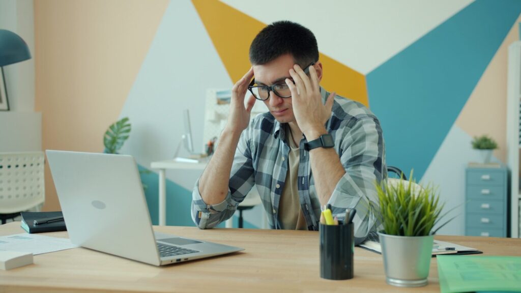 Stresszes férfi asztalnál – miért félek angolul megszólalni a tökéletesség miatt