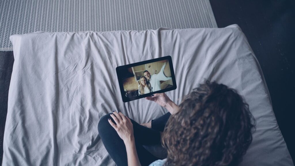 Tablet előtt ülő tanuló, aki a karakter-csere technikát használja az angol tanulás otthoni gyakorlása közben.