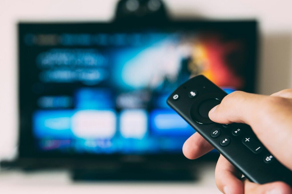 A távirányító beállítása a tévé képernyője előtt, az angol tanulás otthoni hatékonyságáért.